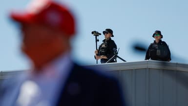 Des agents des services secrets et des forces de l'ordre locales à proximité de Donald Trump lors d'un rassemblement de campagne à Wilmington, en Caroline du Nord le 21 septembre 2024.