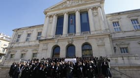 Un rassemblement d'avocats devant le tribunal de Nice en octobre 2015.
