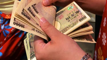 Le 15 mars dernier, en 2 heures et 30 minutes au total, une centaine de malfaiteurs ont retiré le même jour 1,4 milliard de yens de 1400 distributeurs dans tout le Japon.