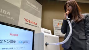 Le géant de l'électronique Toshiba présente son prototype d'analyseur d'haleines à Tokyo, le 18 mars 2014