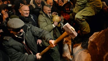 Des manifestants renversent une statue de Lénine, le 8 décembre, à Kiev, en Ukraine.