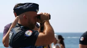 Un policier municipal de Nice (Alpes-Maritimes), contrôlant le passage des trottinettes électriques sur la Promenade des Anglais le mardi 6 août 2024.