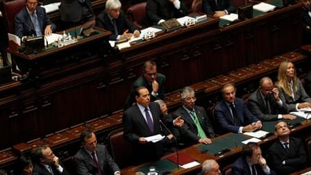 Le président du conseil Silvio Berlusconi (au centre), lors d'un discours de politique générale lançant la deuxième moitié de son mandat. A l'issue de ce discours, les députés italiens ont renouvelé leur confiance mercredi soir au gouvernement de Silvio B