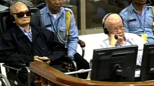 Les deux accusés Nuon Chea et Khieu Samphan, jeudi au tribunal de Phnom Penh, au Cambodge.