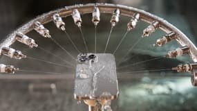 Au Lab durabilité, on tente toutes les formes possibles de la résistance à l'eau sur un iPhone, de la projection à l'immersion.