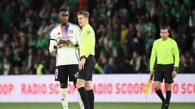 Moussa Niakhaté discute avec l'arbitre M.Letexier lors du match Saint-Etienne-Lyon (2-1, L1), le 20 avril 2025