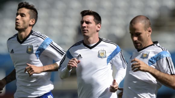 Le quadruple ballon d'or Lionel Messi, de l'équipe d'Argentine, entouré de Ricky Alvarez (à gauche) et Rodrigo Palacio (à droite) Le quadruple ballon d'or Lionel Messi, de l'équipe d'Argentine, entouré de Ricky Alvarez (à gauche) et Rodrigo Palacio (à droite)