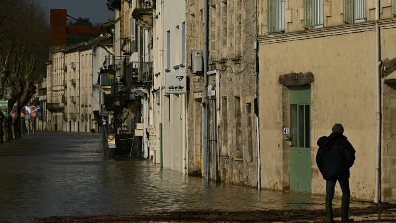 Crues "généralisées" en France: à La Réole, l'eau "passe par les plinthes, ça revient sans arrêt"