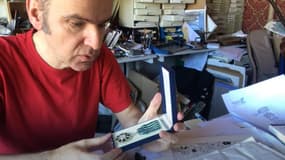 Lewis Trondheim en train de rendra sa médaille de chevalier des arts et des lettres