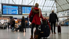 Des voyageurs devant le tableau des départs à la gare de Lyon, à Paris, le 16 février 2024