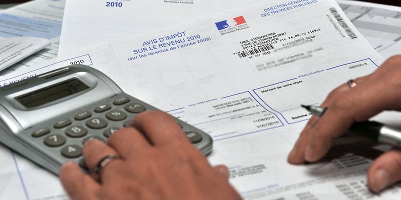 Une personne consulte son avis d'impôt sur le revenu 2010, le 20 septembre 2010 à Lille (photo d'illustration).
