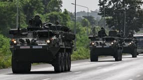 Des soldats de l'armée de Thaïlande photographiés à bord de véhicules blindés sur une route de la province de Chachoengsao, le 24 juillet 2025.