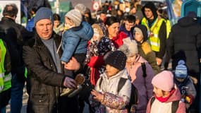 Des réfugiés ukrainiens arrivent en Pologne, le 19 mars 2022 à Medyka