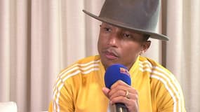 Pharrell Williams interviewé par BFMTV à Paris.