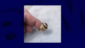 La bague de  Frederick Morgan Perigo découverte le 16 octobre 2024 à la Barbade par Alex Davis. 