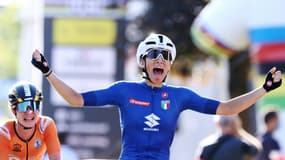 La joie de l'Italienne Elisa Balsamo, championne du monde de la course sur route après sa victoire au sprint devant la Néerlandaise Marianne Vos, le 25 septembre 2021 à Louvain