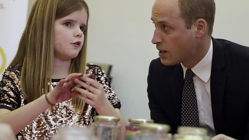 Le prince William avec une jeune orpheline, le 11 janvier 2017.