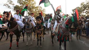 Arrivée à Benghazi des combattants du Conseil national de transition (CNT) libyen de retour de Sirte. La Libye doit officiellement ouvrir ce dimanche, trois jours après la mort de Mouammar Kadhafi, un nouveau chapitre de son histoire en lançant un process