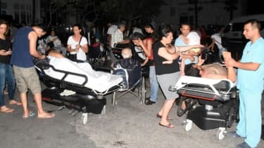 Des personnes reçoivent des soins dans le jardin de l'hôpital de Bodrum au sud-ouest de la Turquie, le 21 juillet 2017