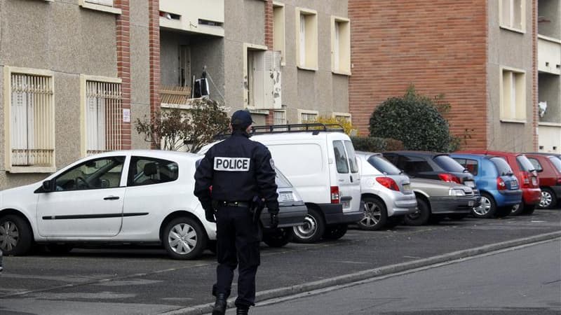 Devant l'immeuble toulousain où Mohamed Merah a été tué la semaine dernière. Les enquêteurs suivent toujours la piste d'un possible troisième homme voire d'autres complices dans l'enquête sur les tueries de Toulouse et Montauban, selon une source proche d