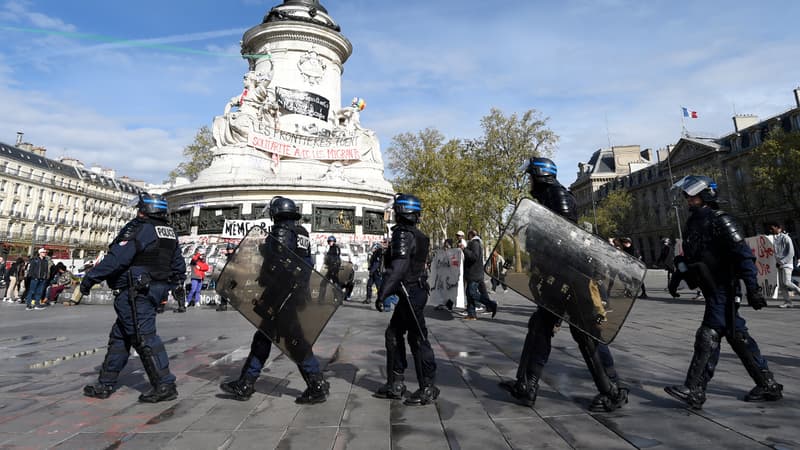 Des CRS place de la République à Paris, le 29 avril 2016.