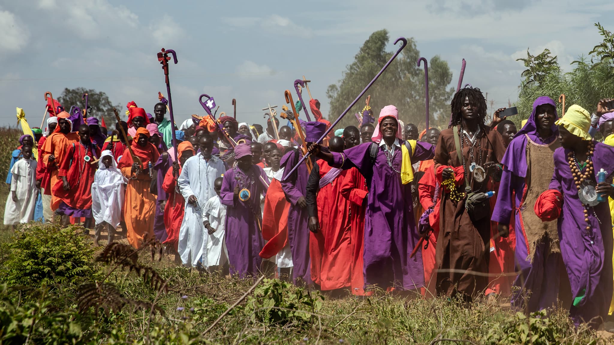Des fidèles de la Mission de l'Église africaine Legio Maria marchent en procession pour se rendre à la messe de la veille de Noël d'Ugunja, au Kenya, le 24 décembre 2023.