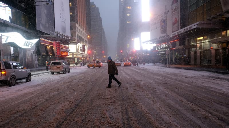 Le quartier de Times Square, à New York, désert, lundi 26 janvier. 