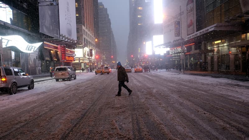 Le quartier de Times Square, à New York, désert, lundi 26 janvier. 