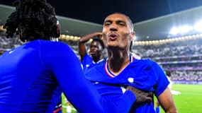 Le Français Enzo Millot chambre les Argentins après le quart de finale des JO à Bordeaux le 2 août 2024