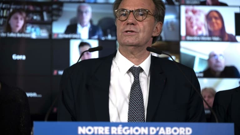 Le président sortant de Provence-Alpes-Côte d'Azur Renaud Muselier (C) présente le 14 mai 2021 à Marseille sa liste pour les élections régionales