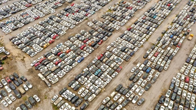 Image prise le 10 août 2021 des rangées de voitures souillées par la boue: après les inondations meurtrières de juillet à Zhengzhou, dans le centre de la Chine, des milliers d'épaves sont entreposées sur un immense parking (photo d'illustration)
