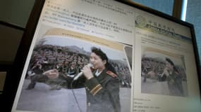 Une page du magazine, exhumée par @HKfighter et montrant la première dame chinoise chantant place Tiananmen en 1989.