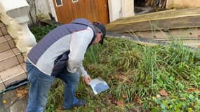 Le morceau d'avion retrouvé dans le jardin de Paul Royer, habitant de Montlignon (Val d'Oise), le mardi 5 décembre.
