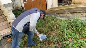 Le morceau d'avion retrouvé dans le jardin de Paul Royer, habitant de Montlignon (Val d'Oise), le mardi 5 décembre. 