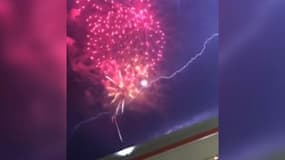 Au Texas, ces images spectaculaires d'éclairs pendant un feu d'artifice