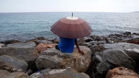 un migrant face à la mer à Vintimille, près de la frontière franco-italienne, le 20 juin 2015.