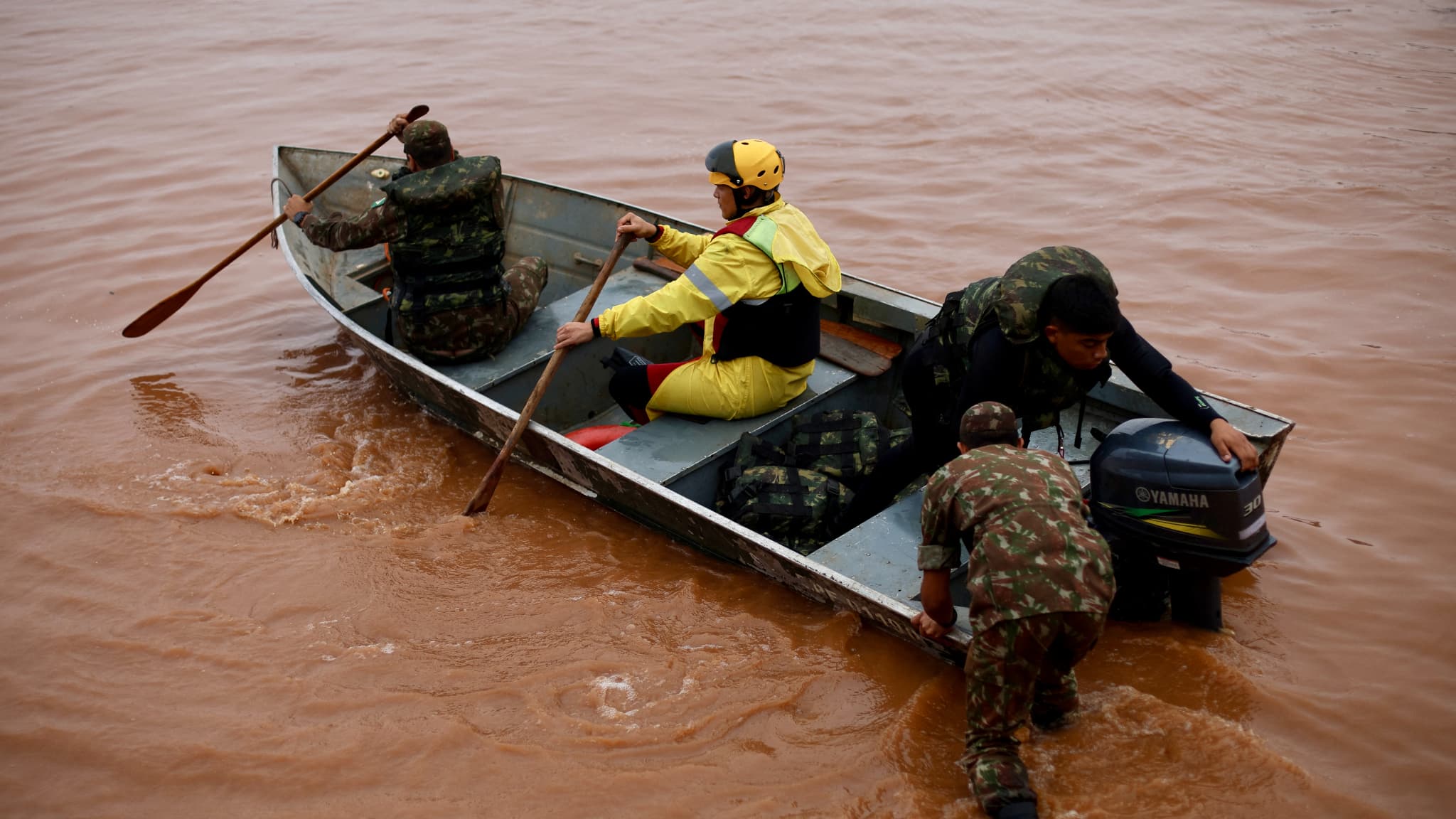 Une équipe de secours recherche des victimes à Porto Alegre, dans l'État de Rio da Grande do, au Brésil, le 4 mai 2024.