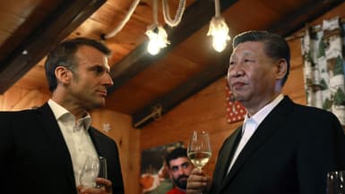 Le président français Emmanuel Macron et le président chinois Xi Jinping prennent un verre dans un restaurant au col du Tourmalet, dans les montagnes des Pyrénées, dans le cadre de sa visite d'État de deux jours en France, le 7 mai 2024.