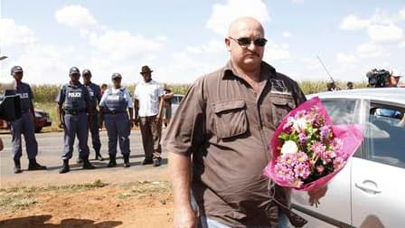 Partisan du Mouvement de résistance afrikaner près de la ferme d'Eugène Terreblanche, dans le nord-ouest de l'Afrique du Sud. Le président sud-africain Jacob Zuma a lancé dimanche un appel au calme après l'assassinat la veille du leader d'extrême droite.