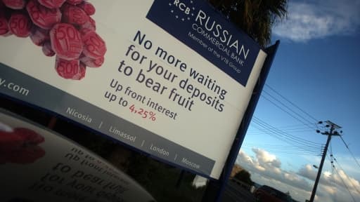 Une publicité pour une banque russe sur le long de la route du port de Limassol à Chypre en novembre 2012.