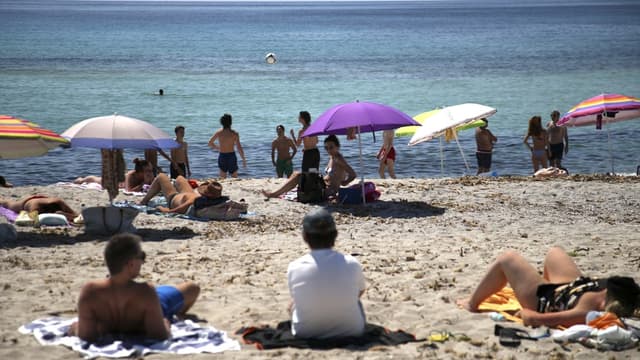 Des vacanciers en train de profiter de la plage à Ajaccio le 21 mai 2020, en pleine épidémie de coronavirus.