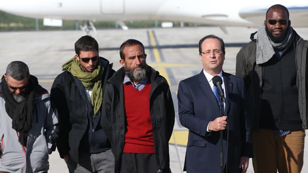 François Hollande a accueilli les otages lors de leur arrivée à l'aéroport de Villacoublay