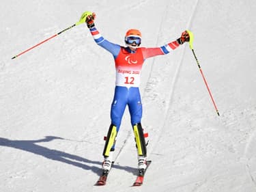 La joie d'Arthur Bauchet, après sa victoire dans le super combiné (catégorie debout) aux Jeux paralympiques de Pékin, le 5 mars 2022 à Yanqing