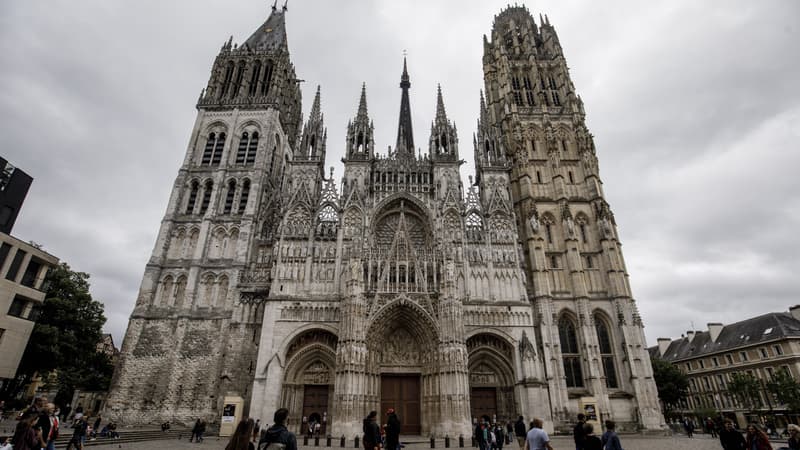 Cathédrale de Rouen: une bâche protégeant les travaux de la flèche se détache à cause du vent