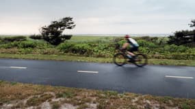 Un cycliste à Babylon dans l'État de New York, aux États-Unis, le 18 juillet 2023