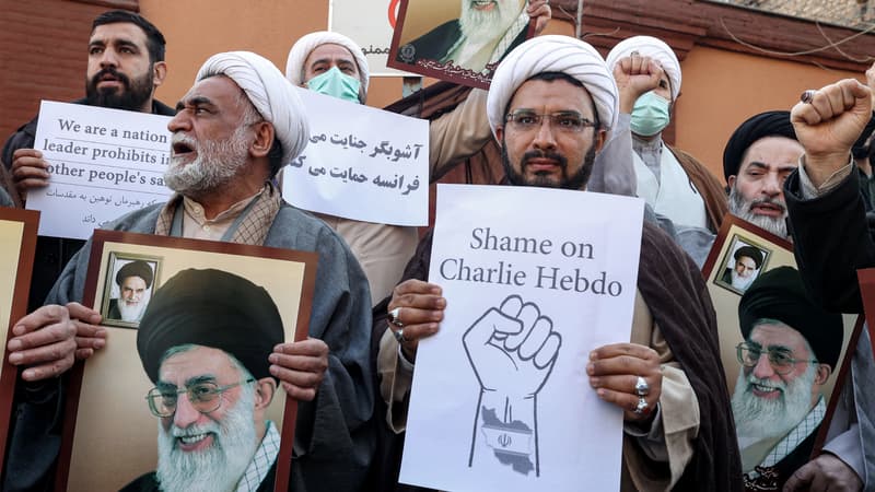 Des dizaines de personnes se sont rassemblées devant l'ambassade de France à Téhéran pour protester contre les caricatures du guide suprême de la République islamique publiées par Charlie Hebdo.