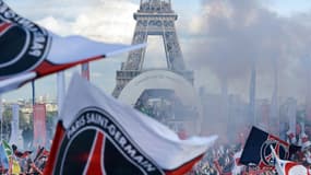 Au plus fort du rassemblement, 10.000 à 15.000 personnes se trouvaient au Trocadéro, ce lundi soir, a indiqué la préfecture de police.