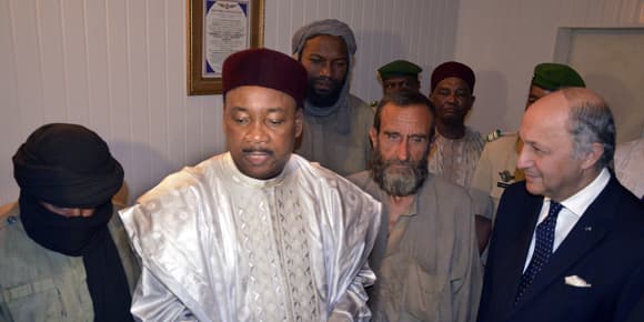Deux des otages, le président nigérien et Laurent Fabius.