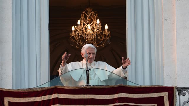 Benoît XVI s'adressant une dernière fois à la foule le 28 février 2013. 