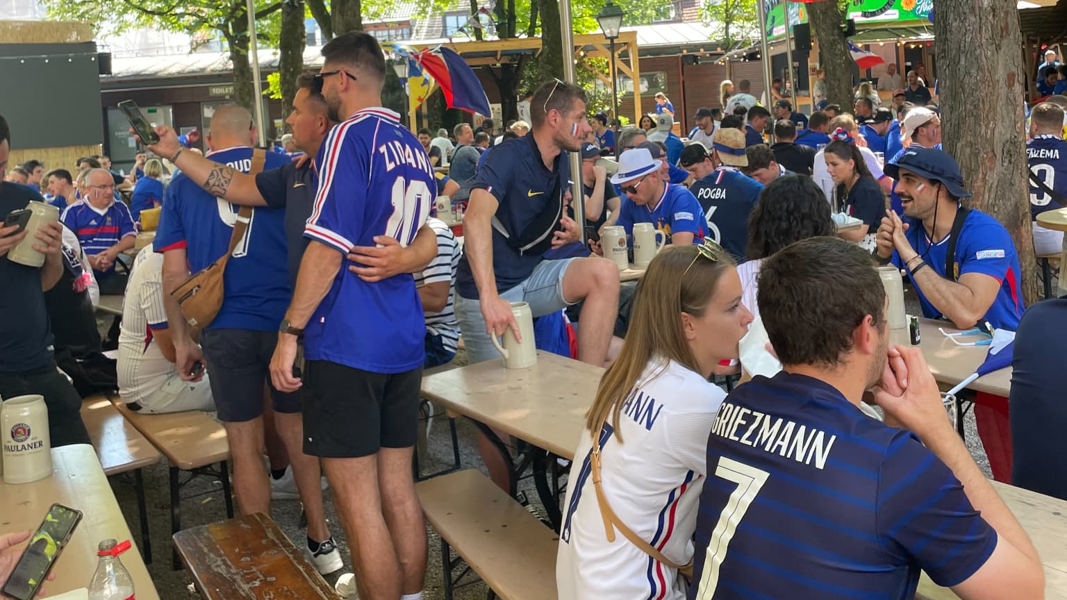 Des fans de la France à la Casa Bleue avant la demi-finale de l'Euro contre l'Espagne, le 9 juillet 2024